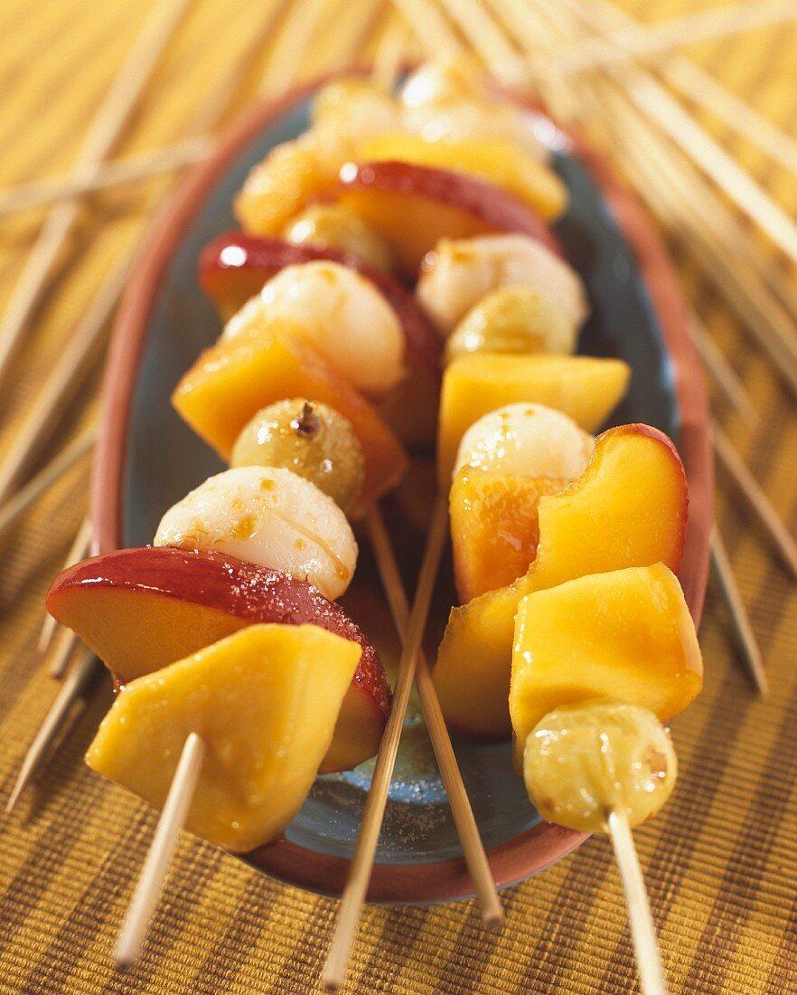 Lychee and caramelized fruit brochettes