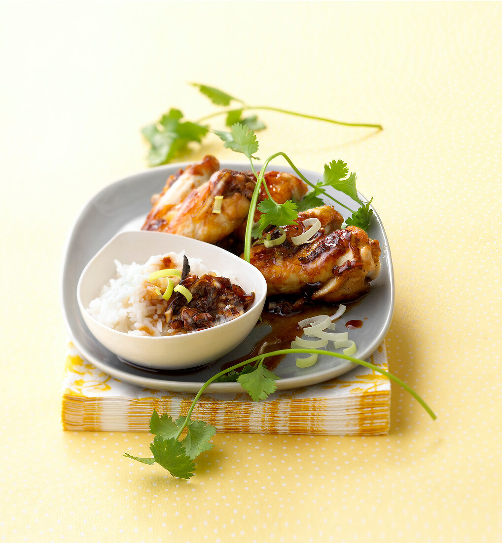 Hähnchenflügel mit Reis und Teriyaki-Sauce
