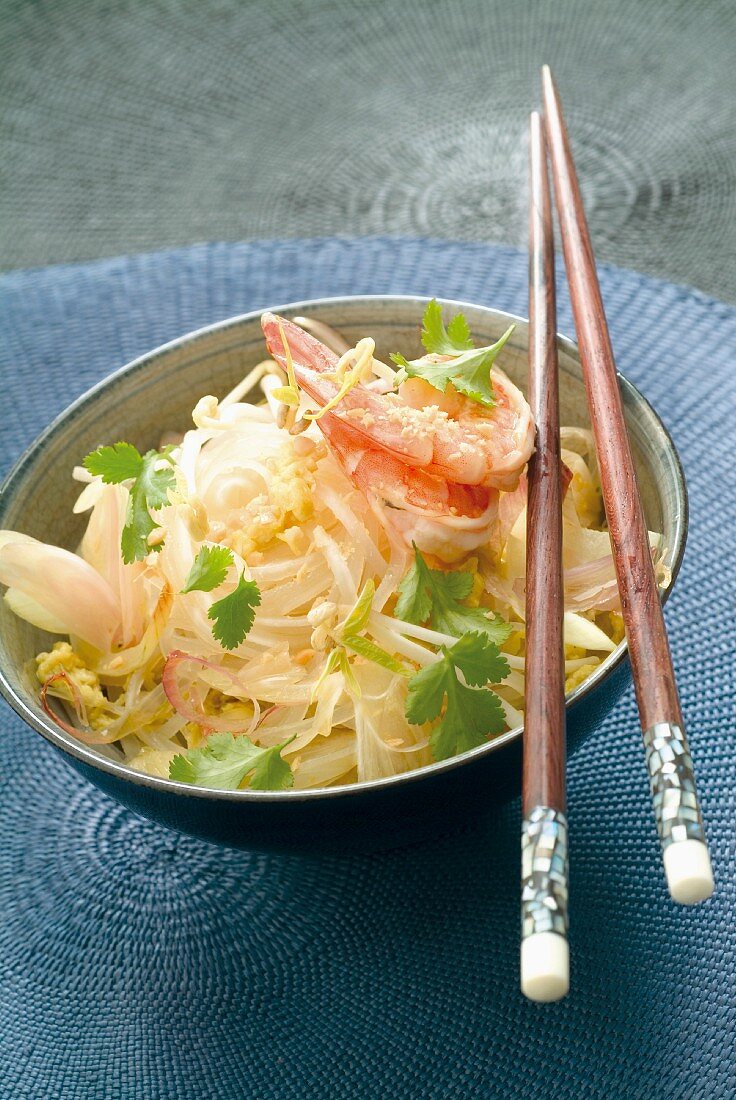 Sauteed rice noodles and shrimps