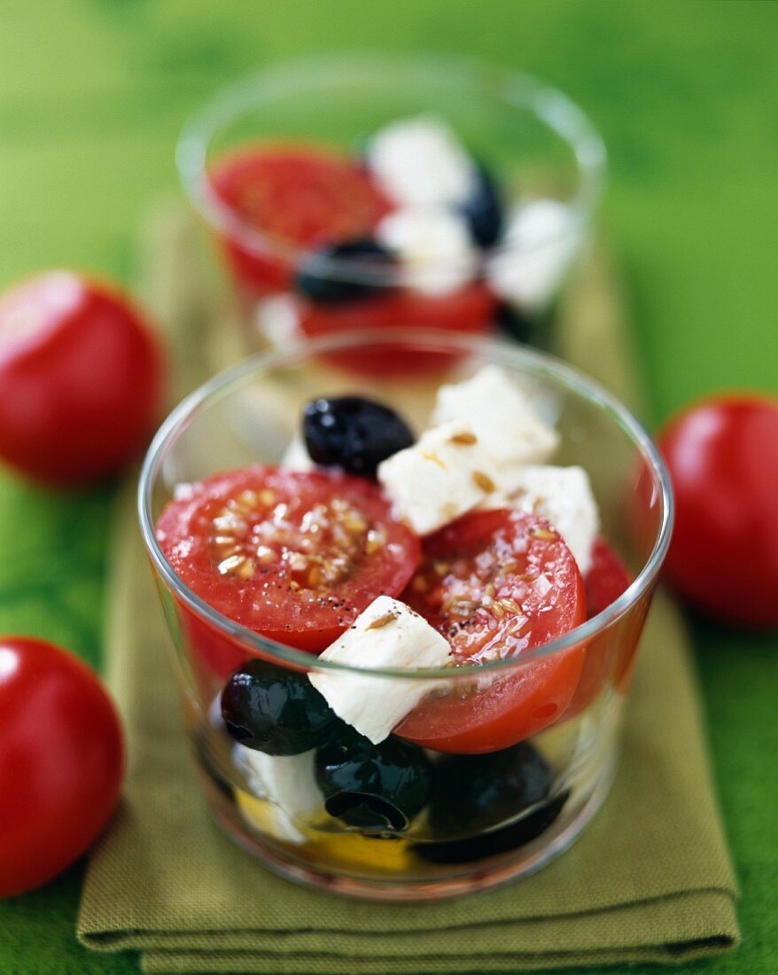 Tomaten-Feta-Salat mit schwarzen Oliven im Glas