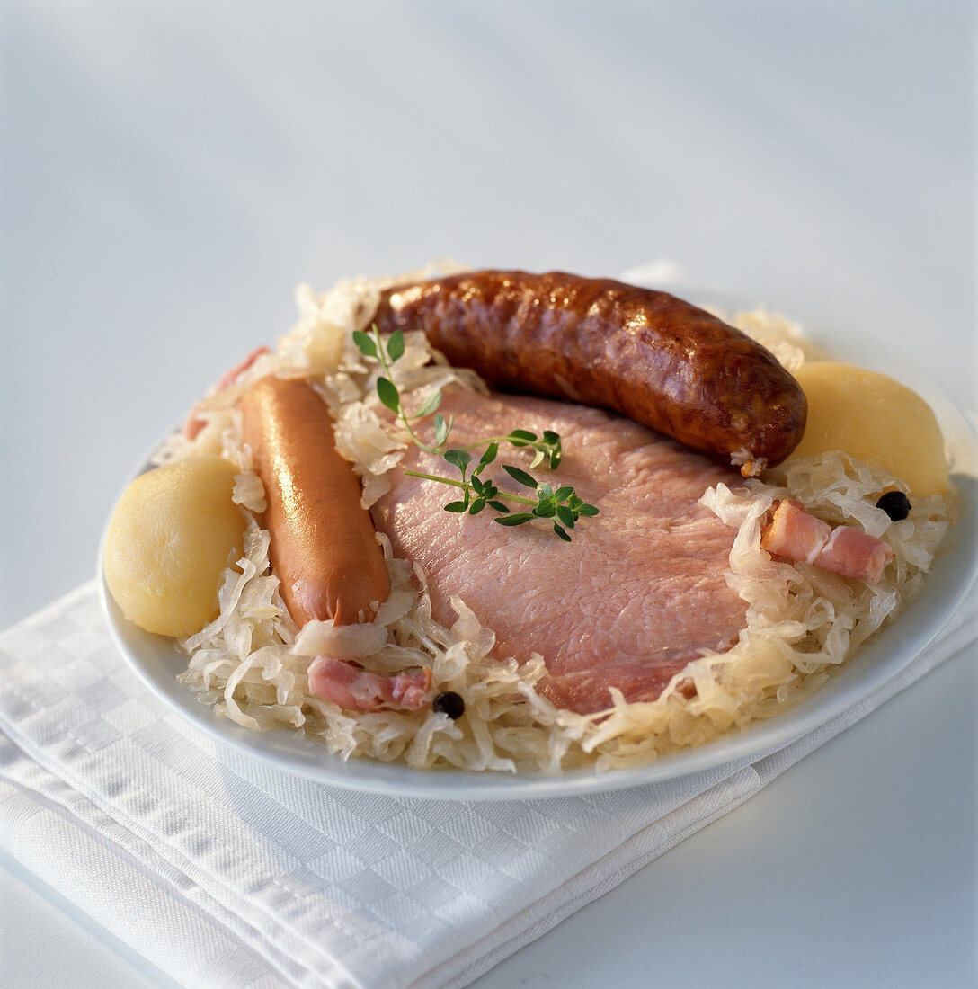 Sauerkraut mit Pökelfleisch, Würstchen, Speck und Kartoffeln