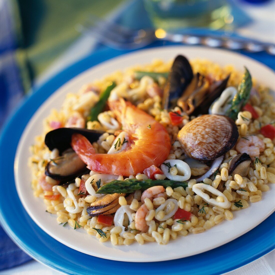 Meeresfrüchte-Paella aus gekochtem Weizen