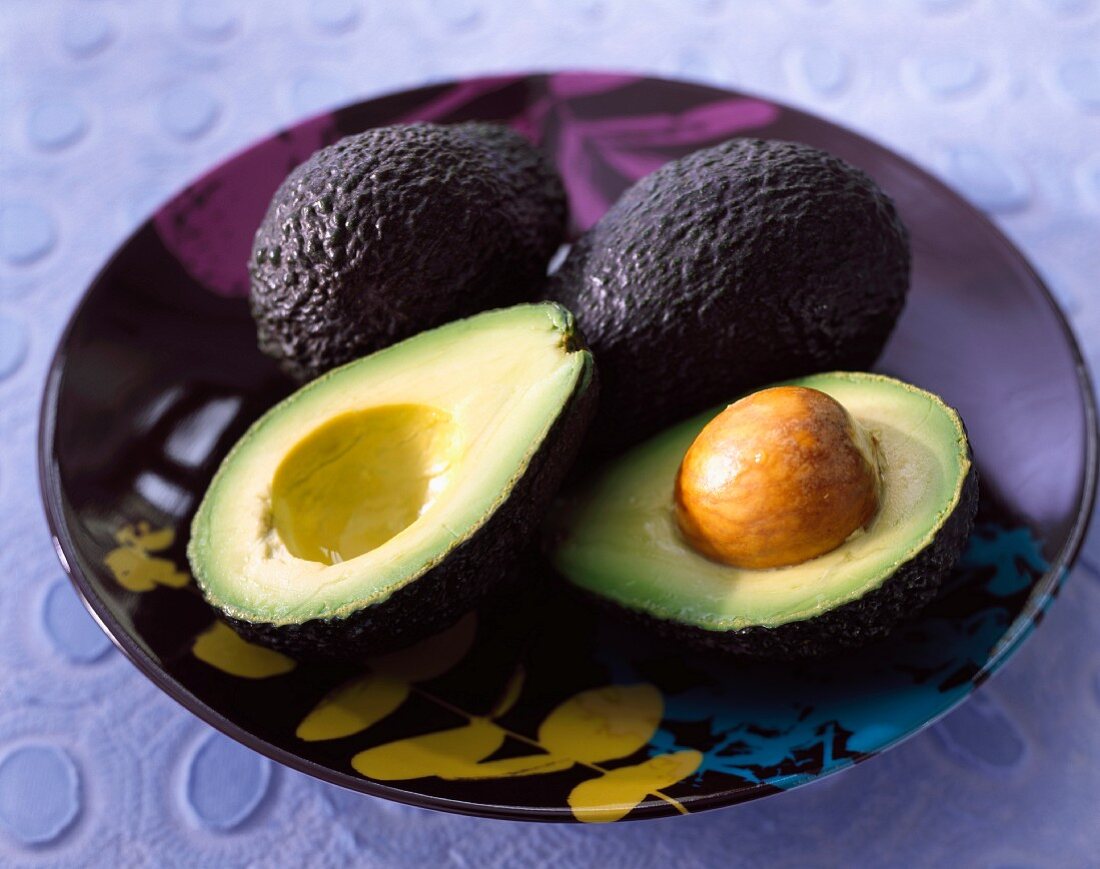 Avocados in lila Schale