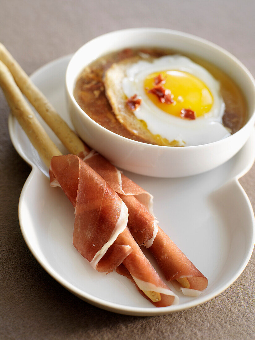 Würzige Suppe aus Kastilien mit Chorizo und Grissini