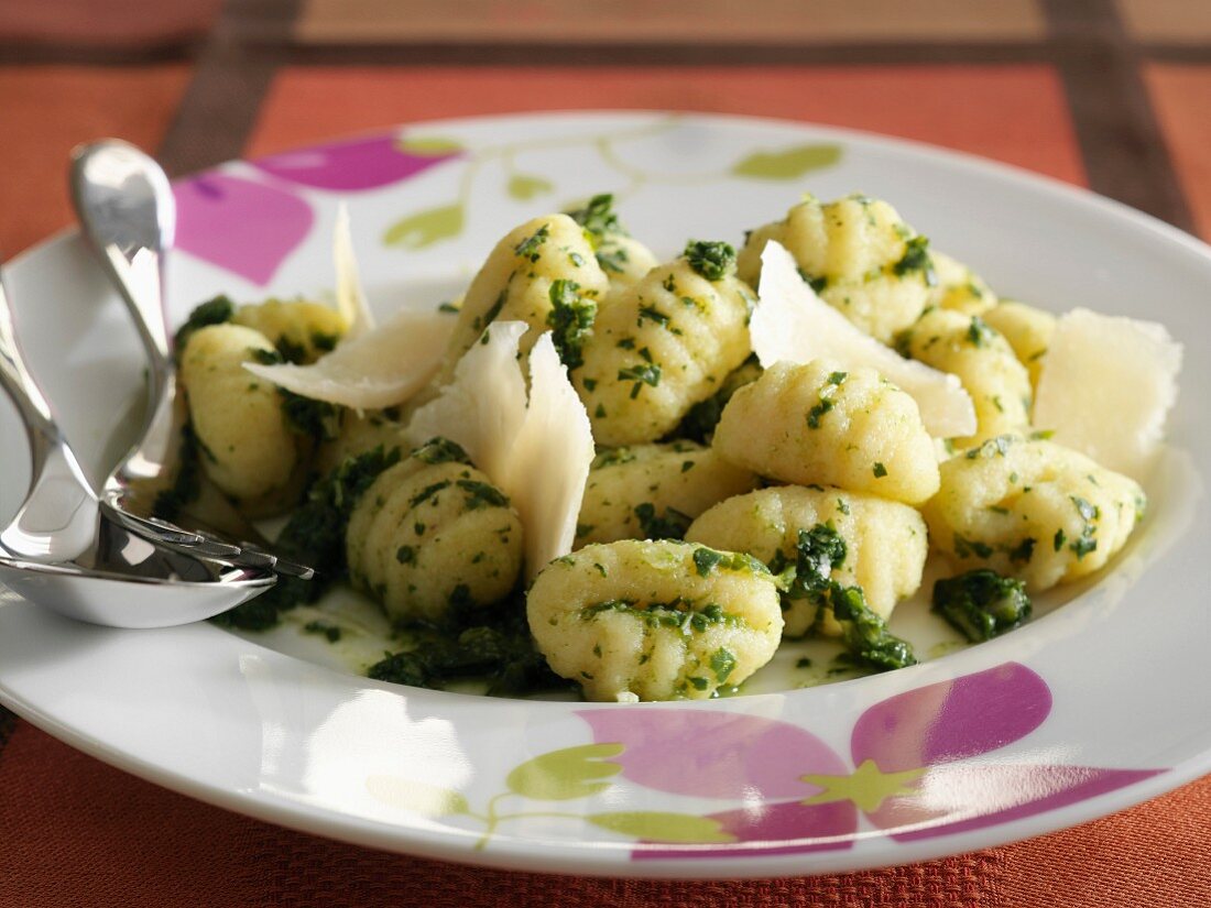 Gnocchi mit Pesto und Parmesan