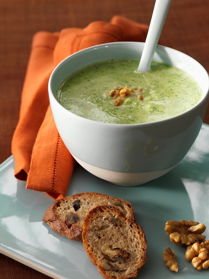 Brokkolisuppe mit Gorgonzola