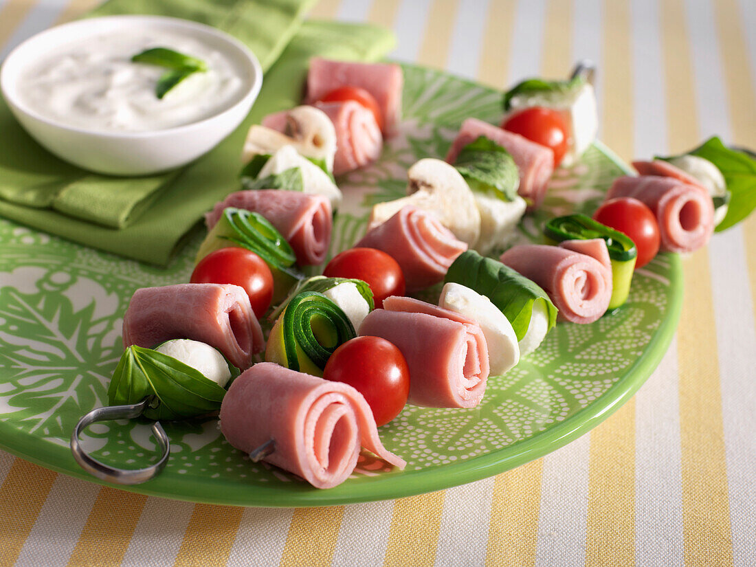 Schinken-Mozzarella-Zucchini-Spieß mit Dip