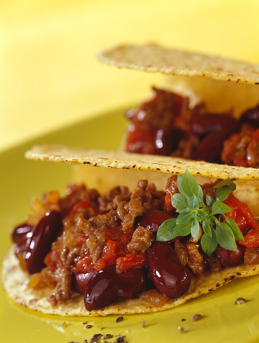 Chili con carne tacos