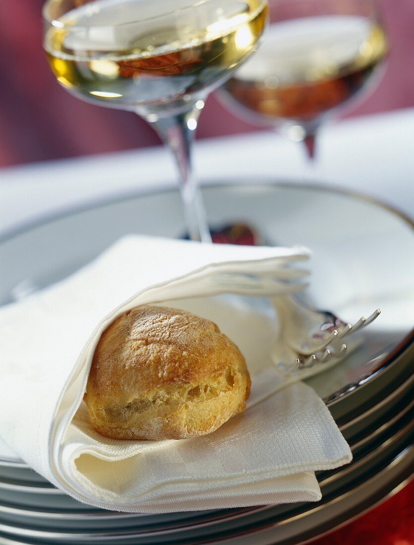 Brötchen in weisser Stoffserviette