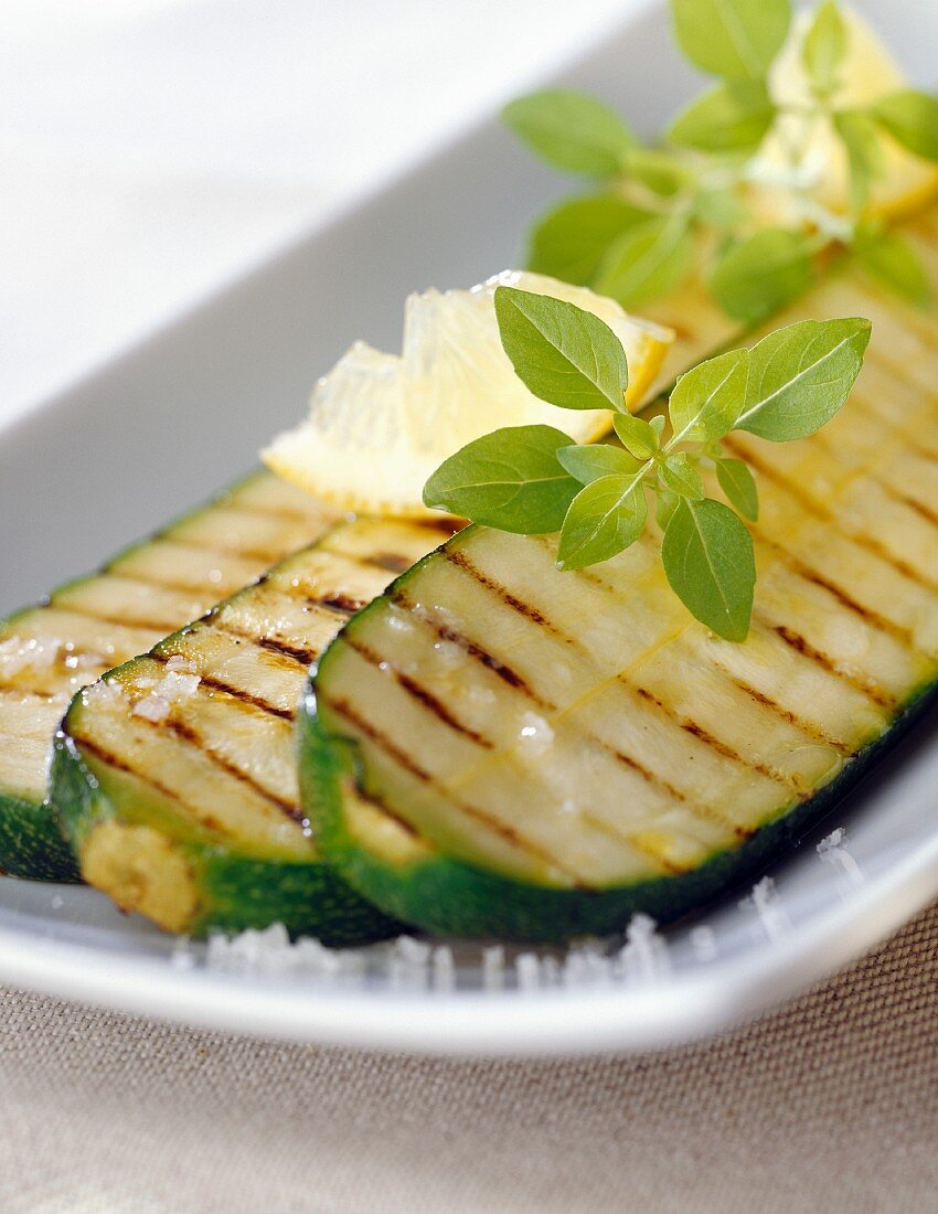 Grilled zucchinis with oil and lemon
