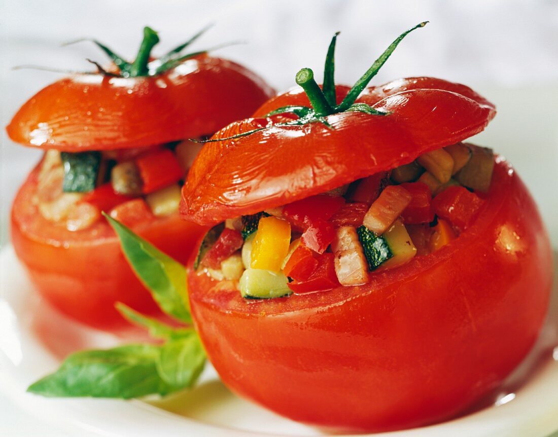 Gefüllte Tomaten mit Sommergemüse