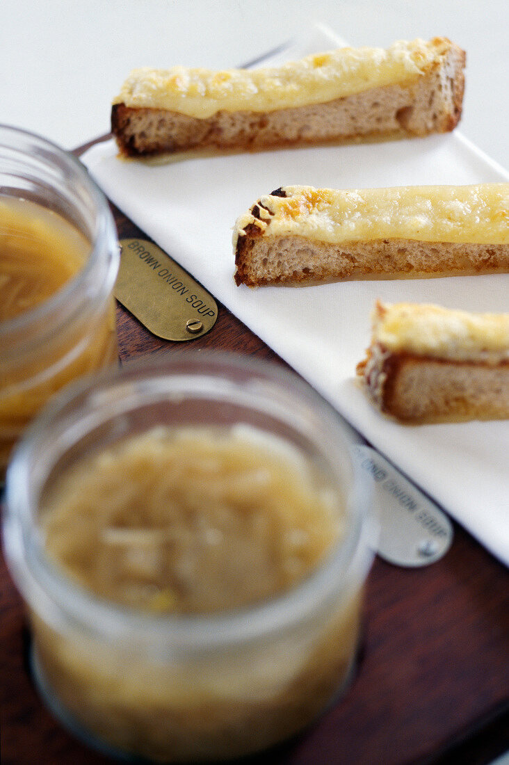 Zwiebelsuppe und Röstbrot mit Beaufort-Käse
