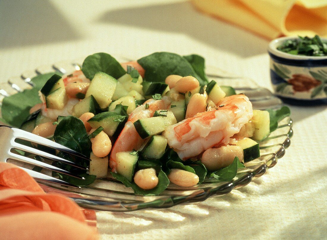 Gemüsesalat mit weissen Bohnen, Gurken und Garnelen