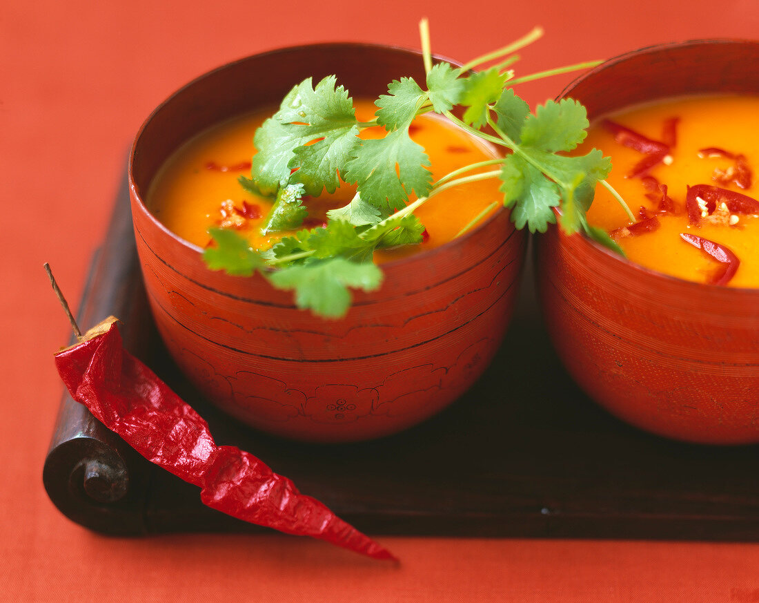 Karottensuppe mit roten Chilischoten