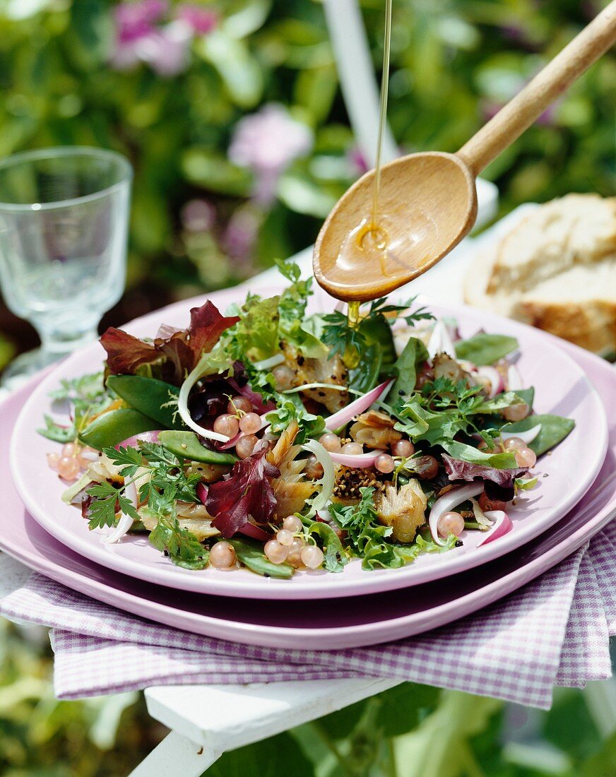 Bunter Salat mit geräucherten Makrelen und weissen Johannisbeeren