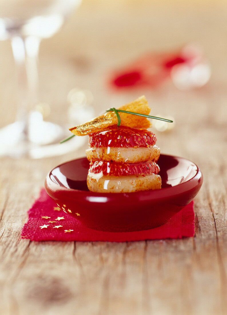 Pan-fried scallop layer with fresh figs and honey