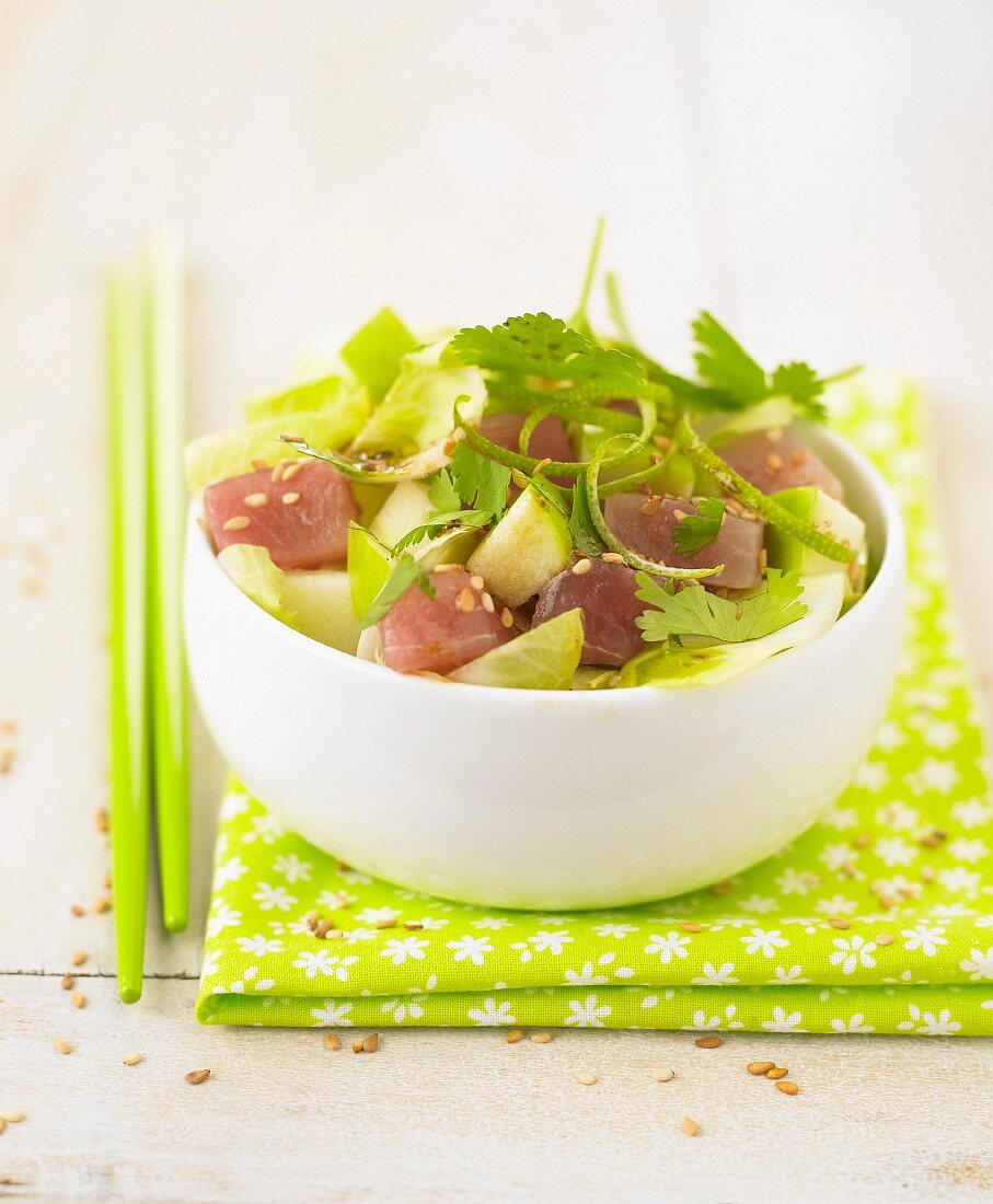 Salat mit rohem roten Thunfisch, Sesam und säuerlichen Äpfeln