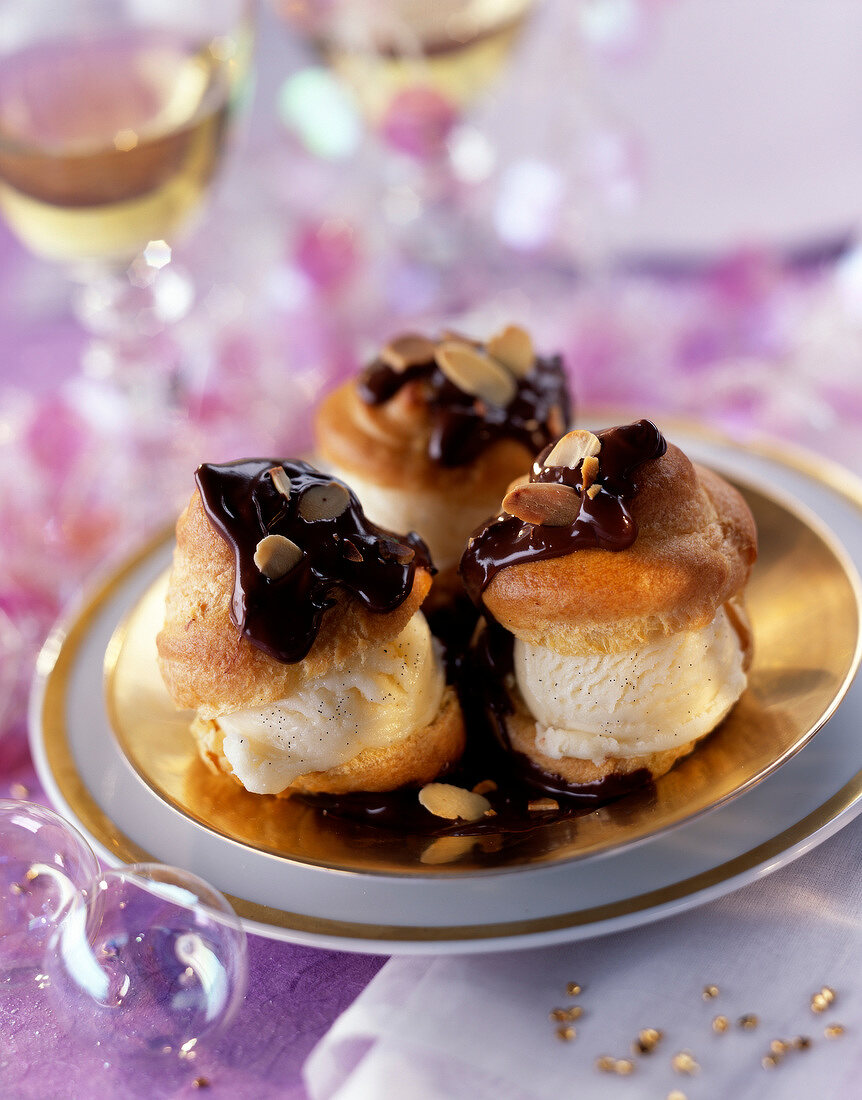 Profiteroles mit Schokoladensauce