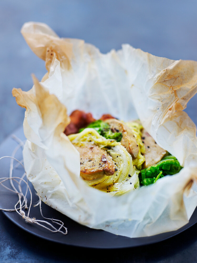 Schweinefleisch mit zweierlei Kraut, im Backpapier gegart