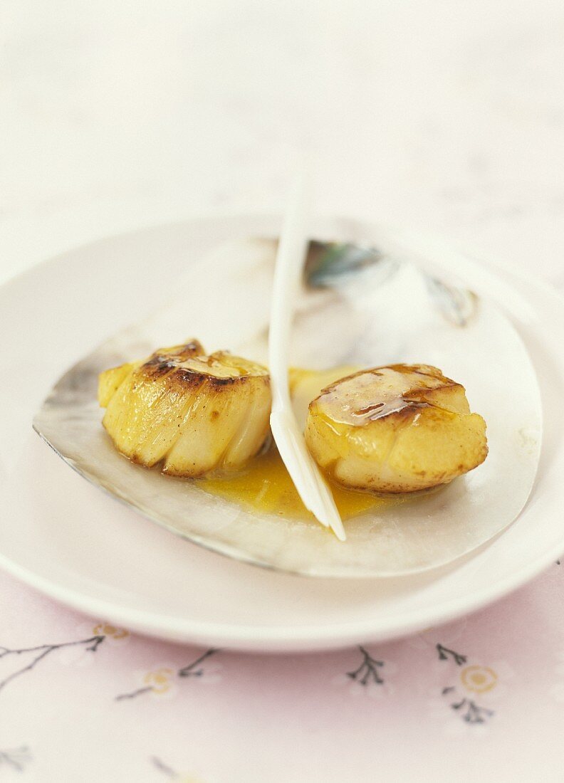 Pan-fried scallops with citrus butter sauce