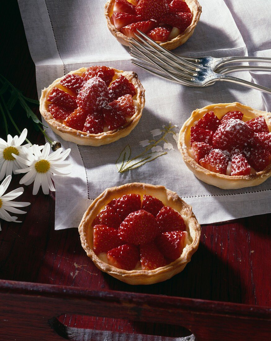 Shortcrust pastries with strawberries