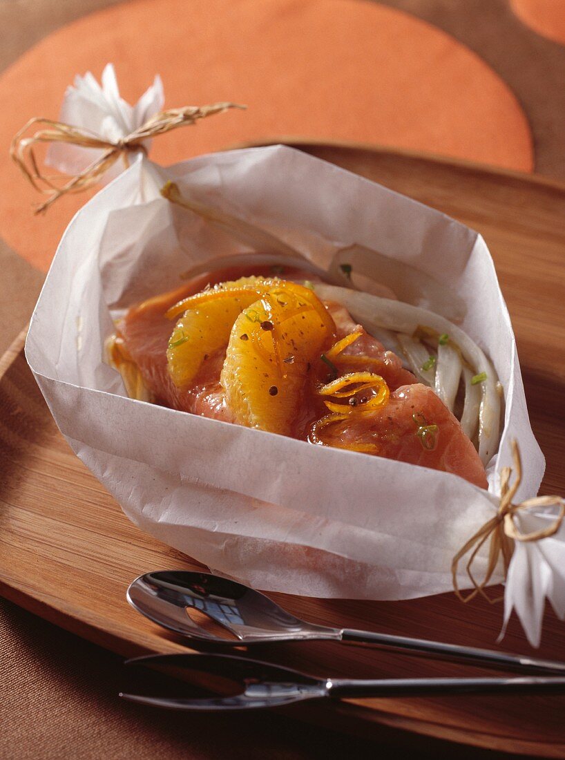 Lachs mit Orangenhonig, Chicorée-Schmorgemüse und Ingwer auf Pergamentpapier