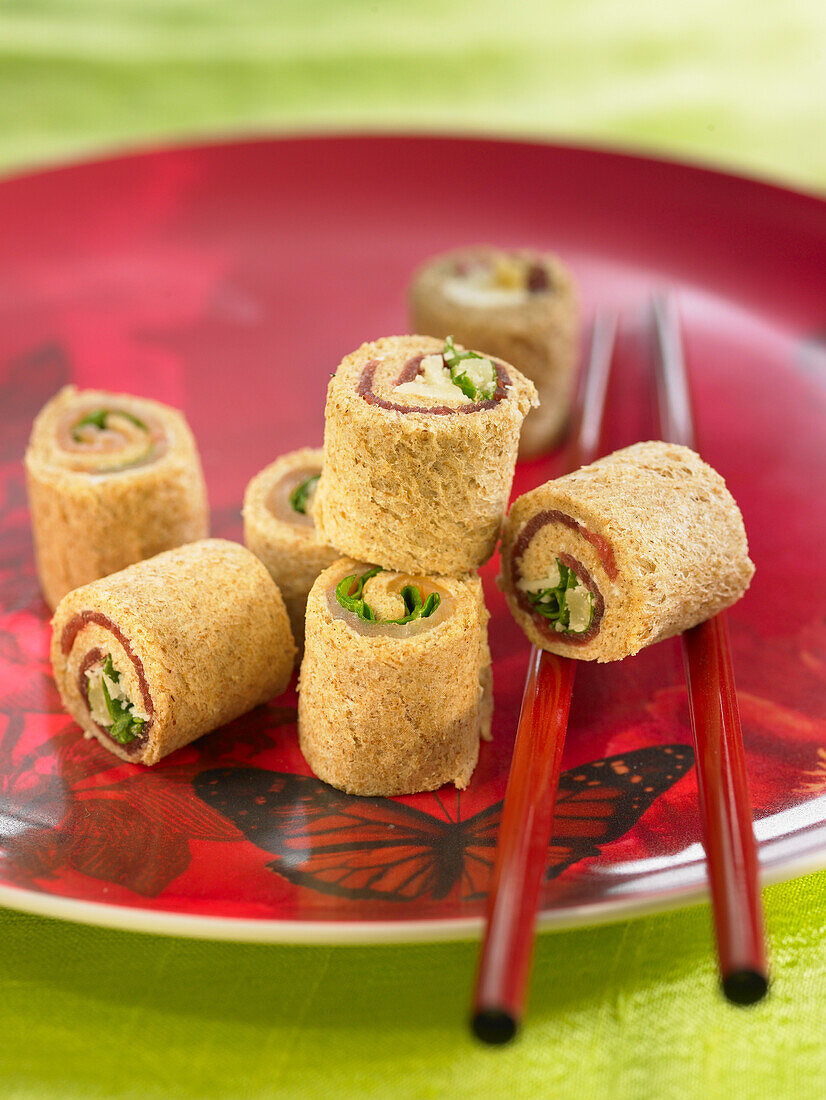 Raw Vegetable Makis with Wholemeal Bread
