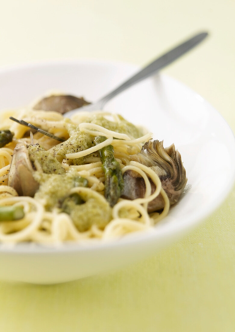 Spaghetti mit Artischocken und grünem Spargel