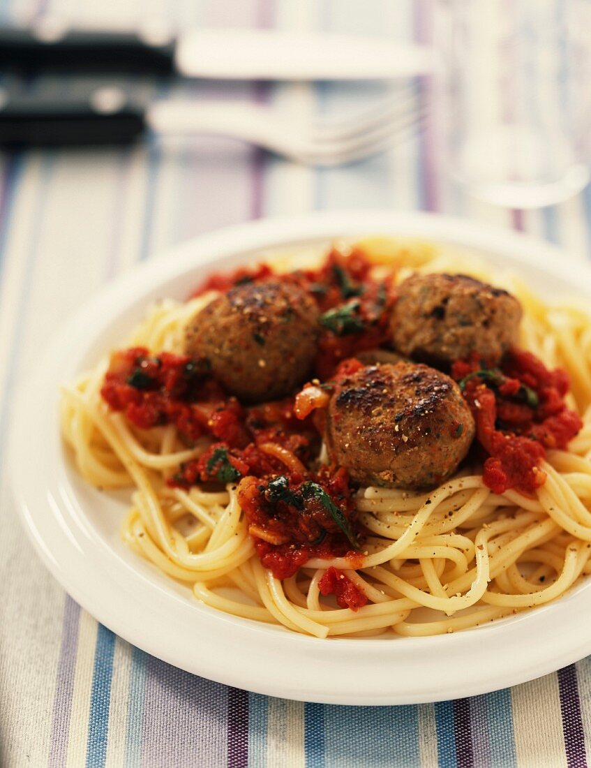 Hackfleischbällchen mit Tomatensauce auf Spaghetti