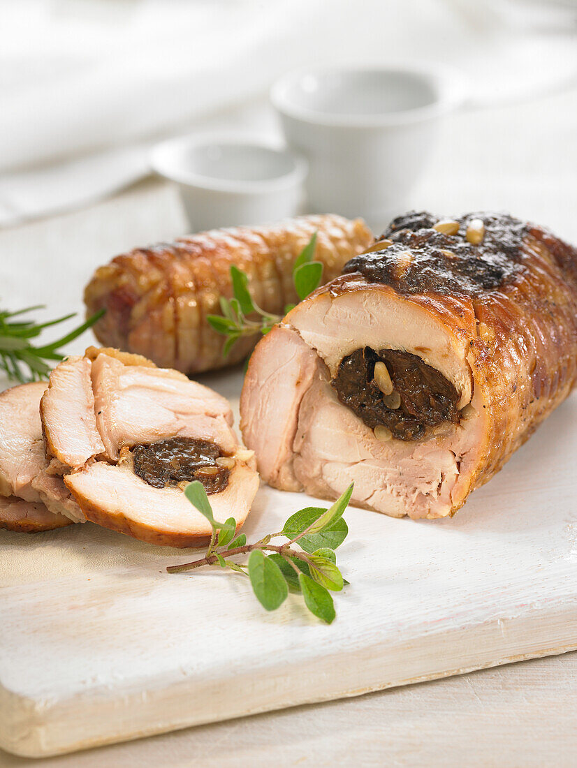 Gefüllter Schweinebraten mit … – Bilder kaufen – 60130319 StockFood