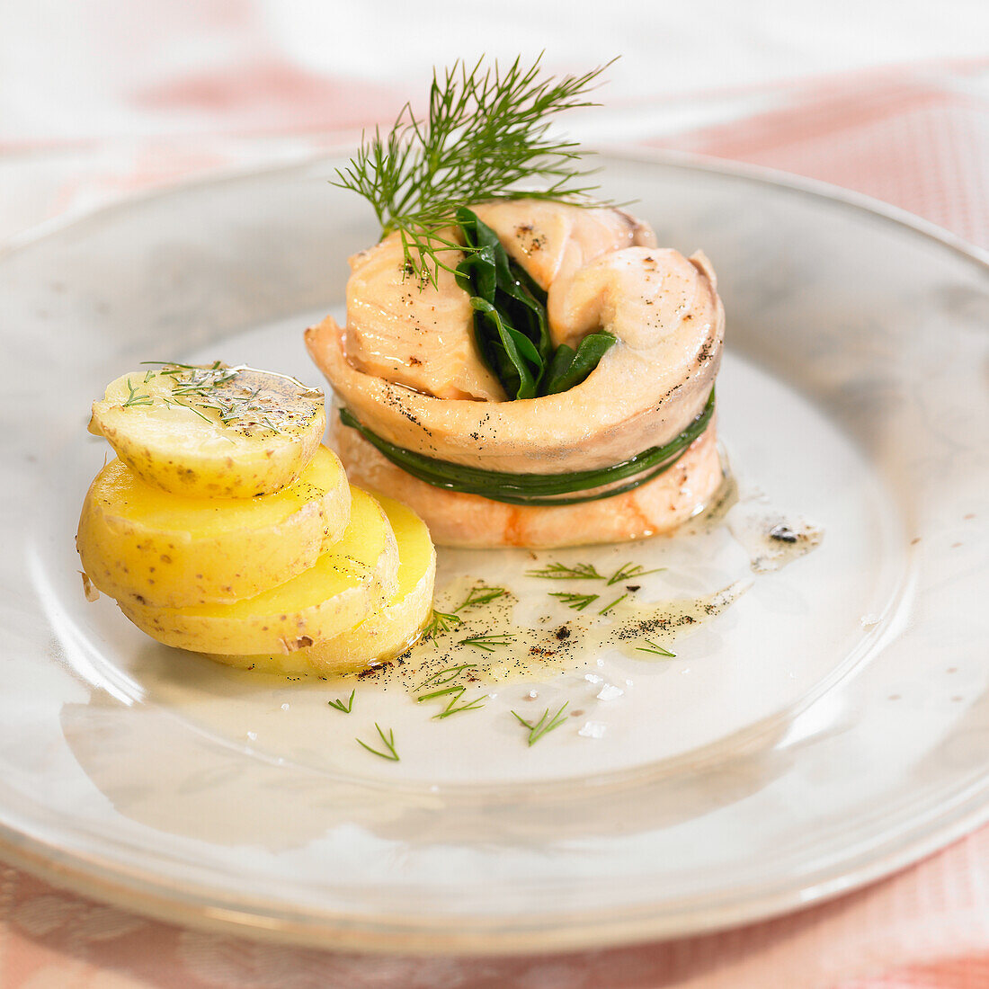 Lachsröllchen und Pellkartoffel mit Dill