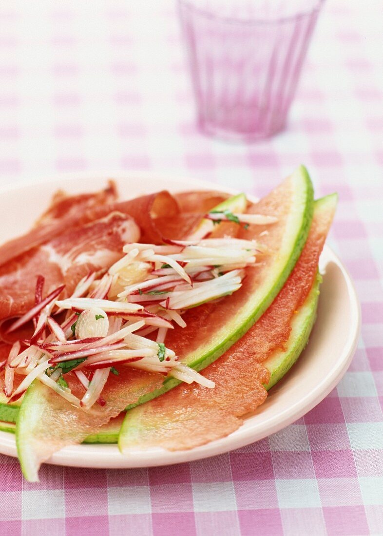 Radieschen-Wassermelonen-Salat mit Schinken