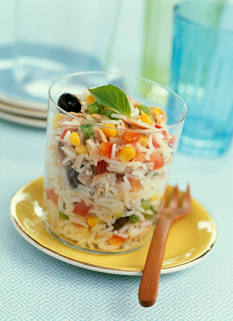 Reissalat mit Mais und schwarzen Oliven