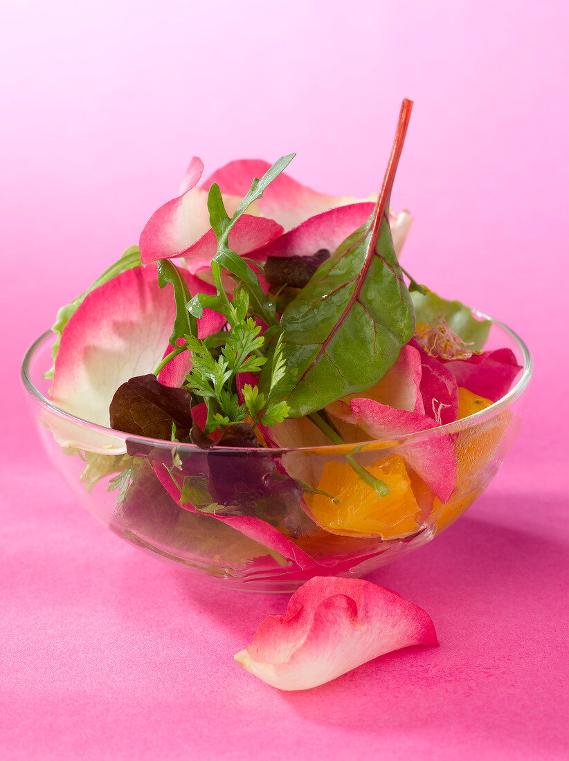 Pflücksalat mit Rosenblütenblättern