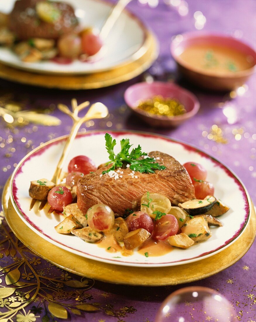 Straußensteak mit Steinpilzen und Weintrauben