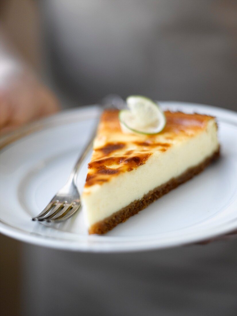 Ein Stück Cheesecake mit Limette