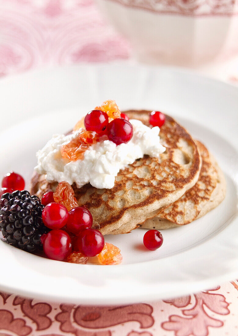 Blinis mit Hüttenkäse und roten Johannisbeeren