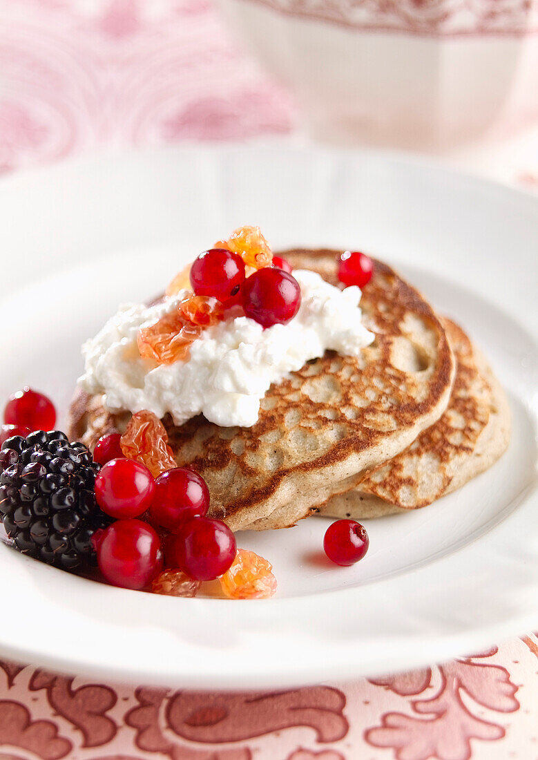 Blinis with cottage cheese and redcurrants