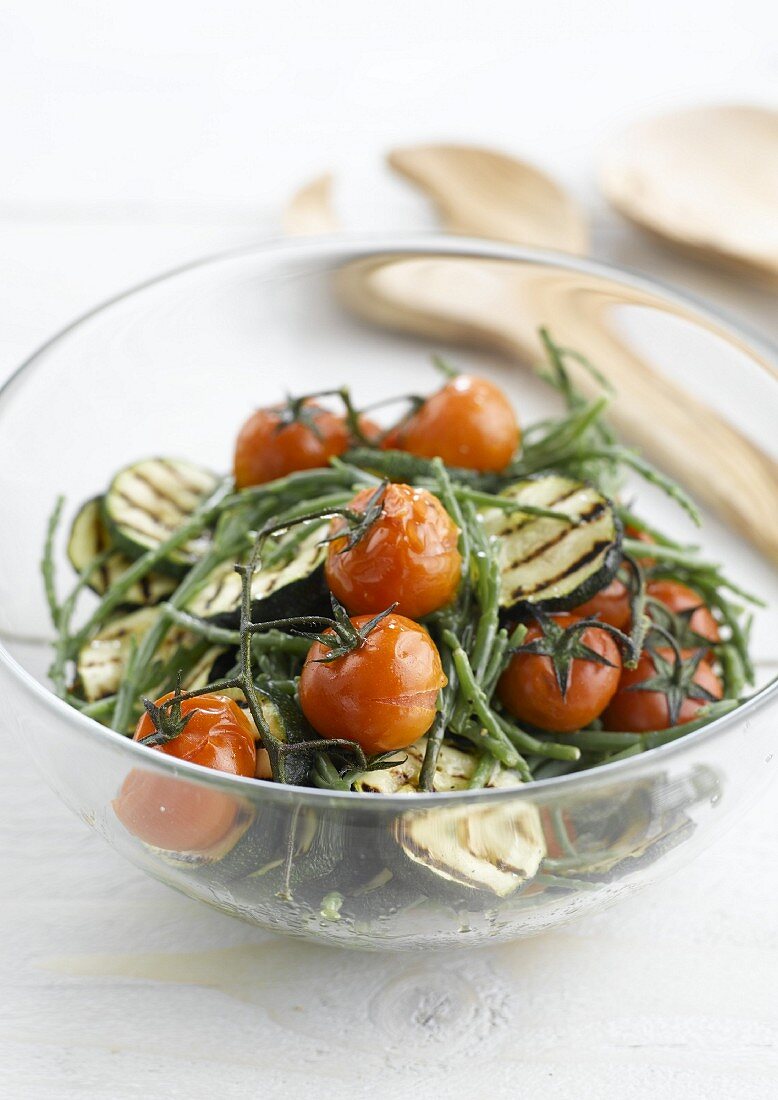 Lauwarmer Salat mit Algen, gegrillten Zucchini und Tomaten