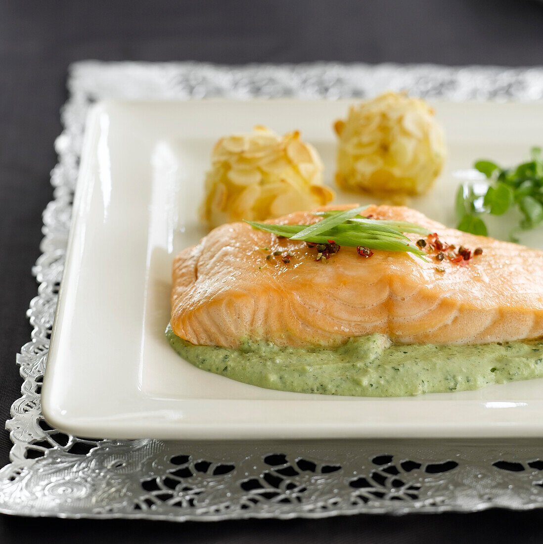 Lachsfilet mit Brokkoli-Pesto