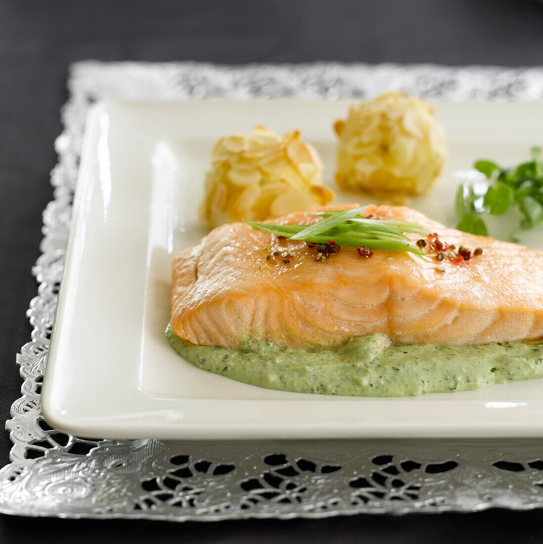 Salmon with pesto and broccoli
