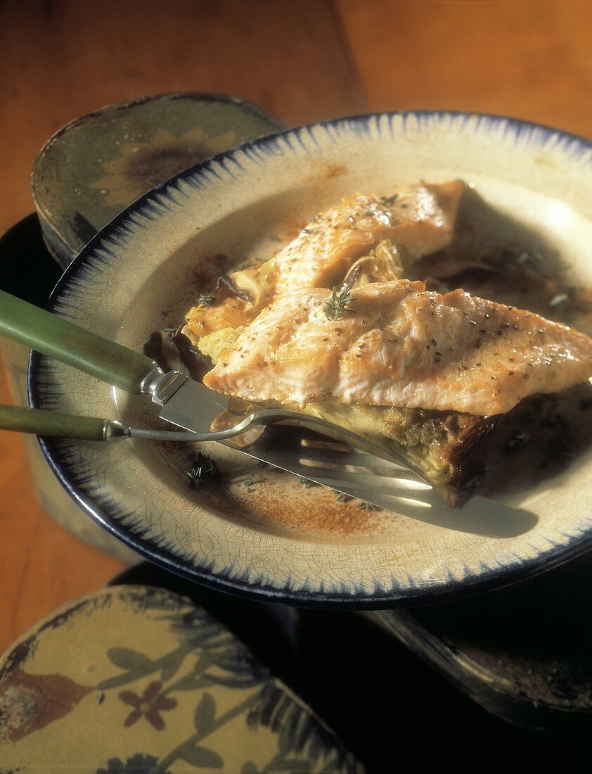 Lachsfilet in Kräuterbutter auf Teller