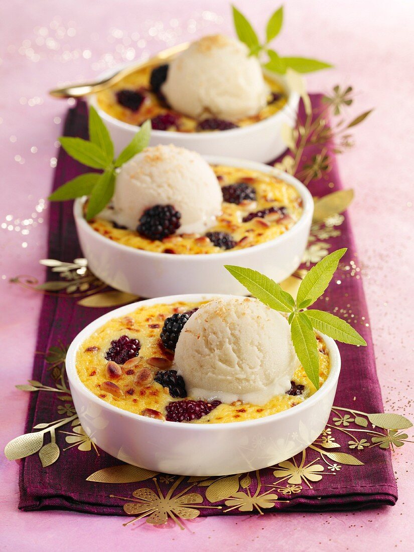 Blackberries au gratin with verbana ice cream