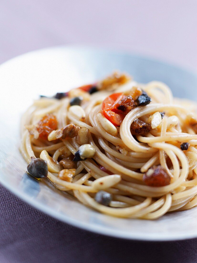 Spaghettis with dried fruit and cherry tomatoes