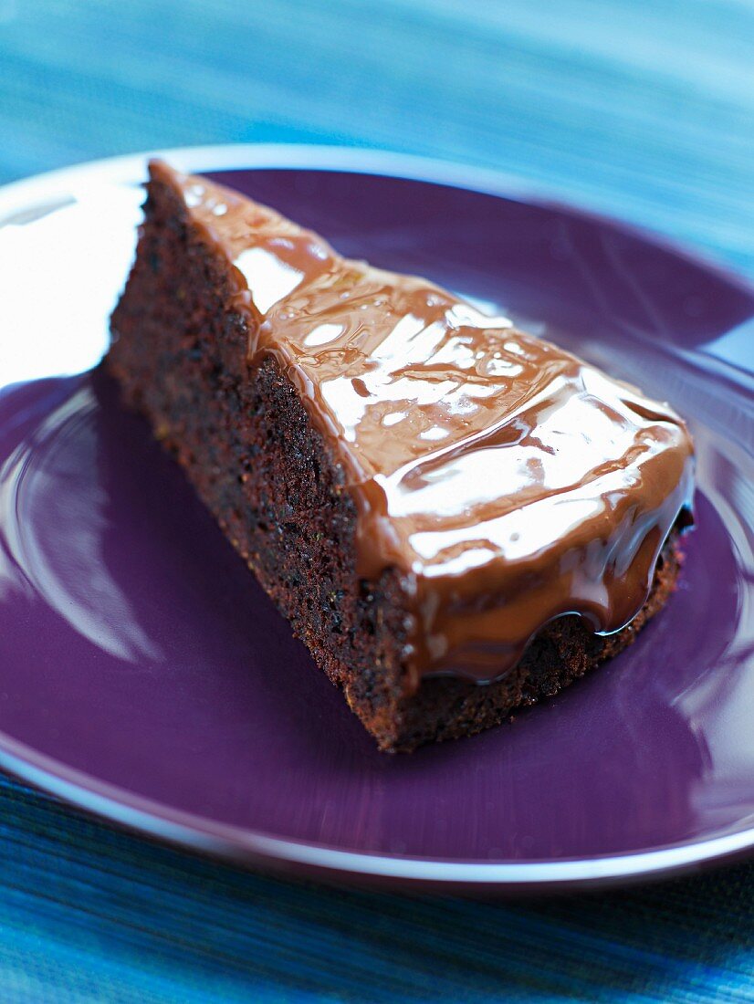 Ein Stück Schokoladenkuchen, mit Schokoladensauce überzogen