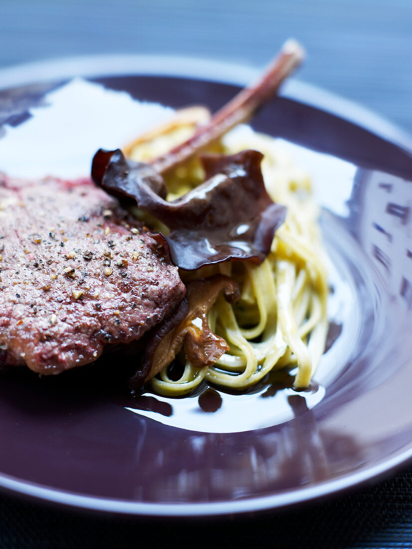 Lammkoteletts mit Pilzen und Tagliatelle