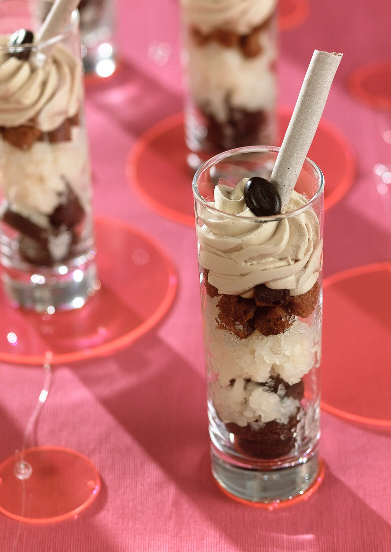 Kaffee-Mousse und Granitee im Glas