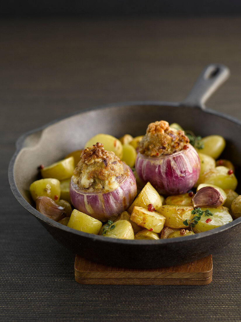 Red onions stuffed with walnuts and pan-fried potatoes