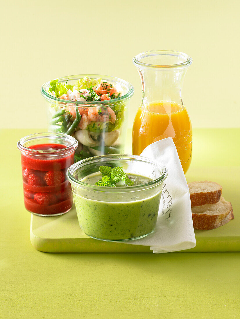 Verschiedene Salate in Gläschen
