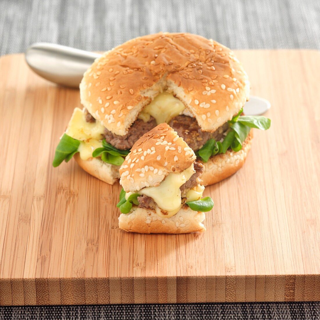Cheeseburger mit Camembert und Ingwer